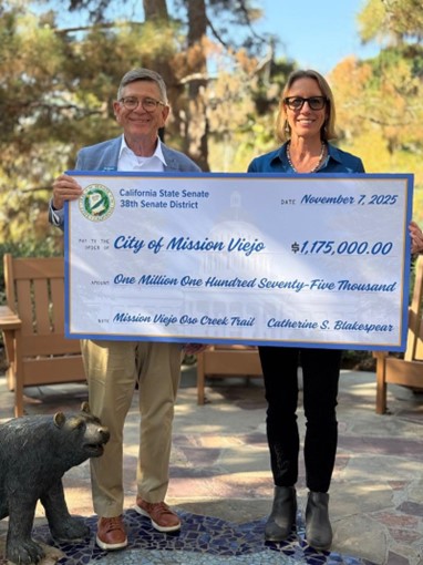 La Senadora Catherine Blakespear entrega un cheque al Alcalde de Mission Viejo, Bob Ruesch.