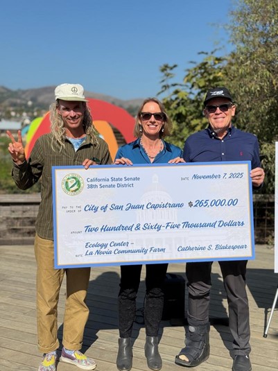 La Senadora Catherine Blakespear (centro) entrega un cheque al Alcalde Interino de San Juan Capistrano, John Campbell (derecha). También aparece en la foto (izquierda) Evan Marks, Fundador y Director Ejecutivo del Centro de Ecología.